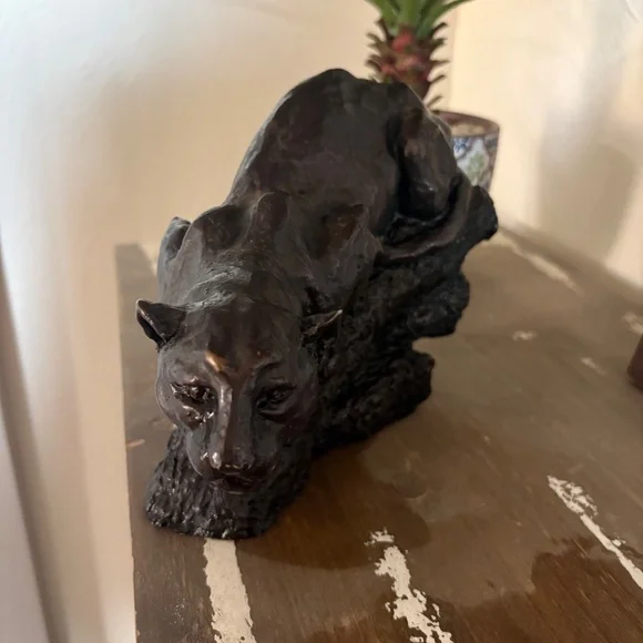 Striking Large Prowling Panther/Cougar Sculpture on a Naturalistic Log Base - Picture 2 of 13